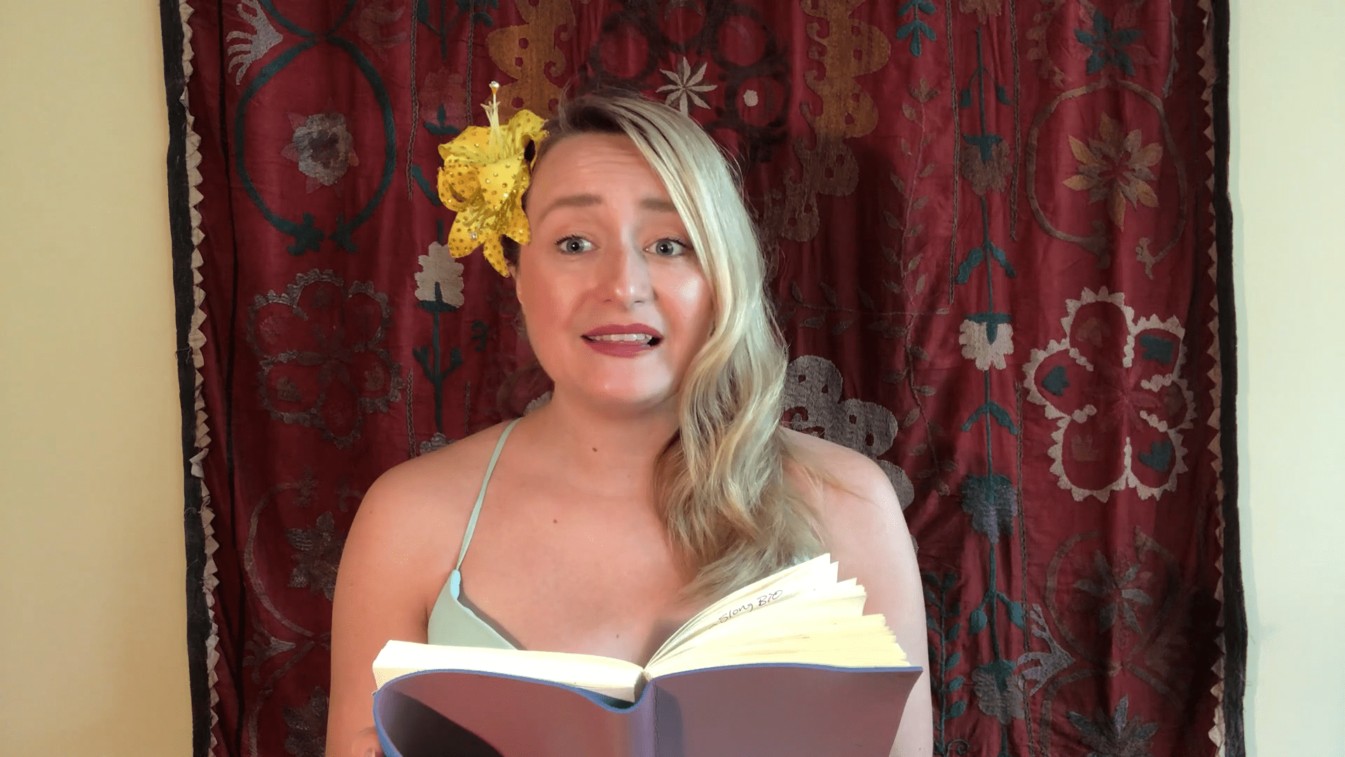 Image of the storyteller telling the story of the Little Mermaid.