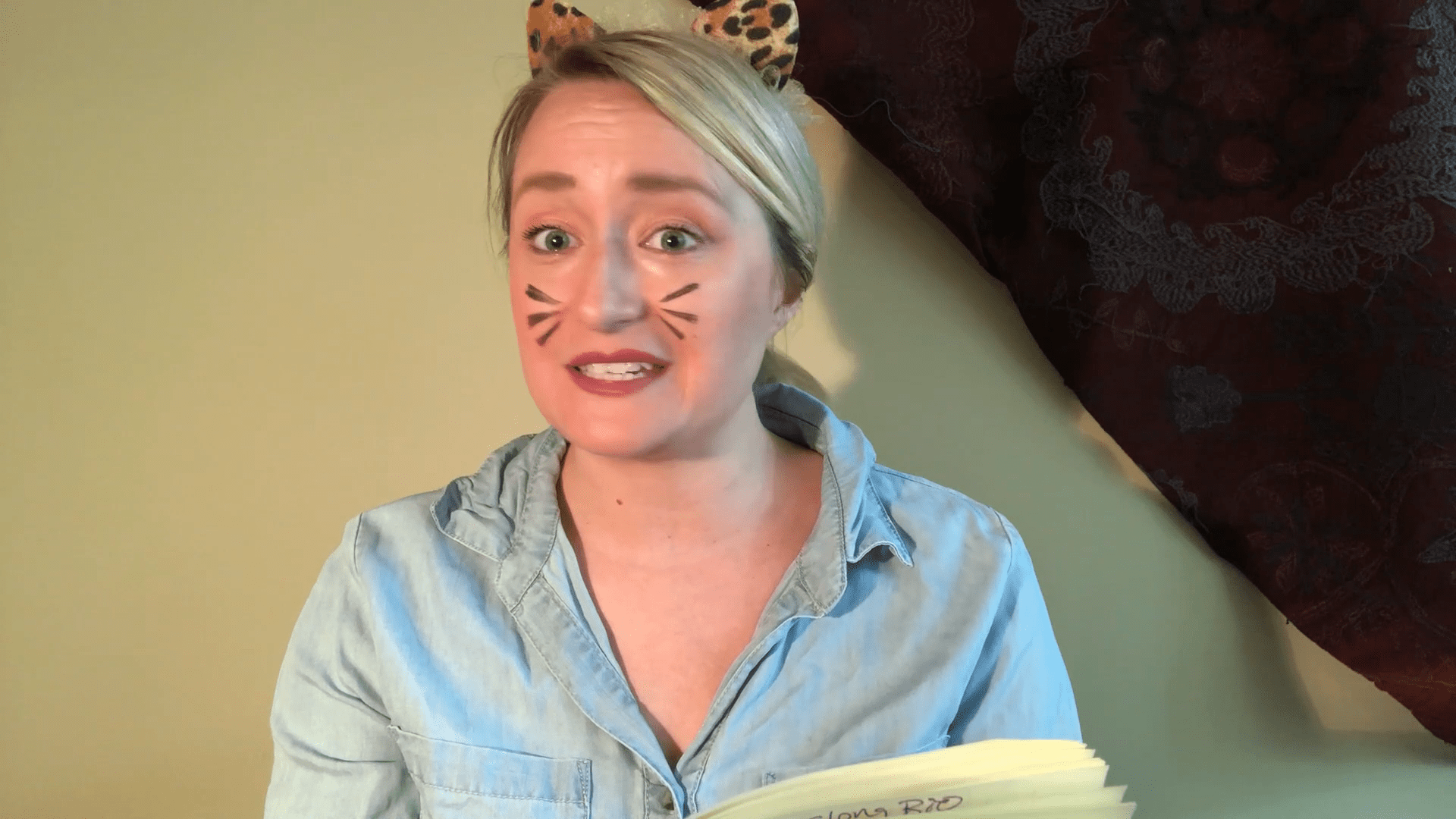 Image of the storyteller telling the story of Puss In Boots.
